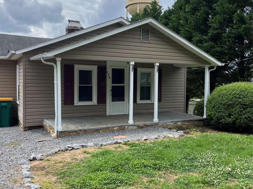 628 Main Street, Jonesville, NC 29353.  MLS# CAR4272479, YatesRealty ID 20370. 