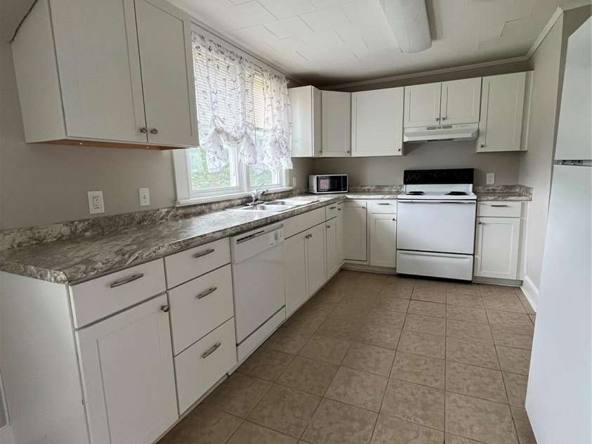 628 Main Street, Jonesville, NC 29353.  MLS# CAR4272479, YatesRealty ID 20370. 