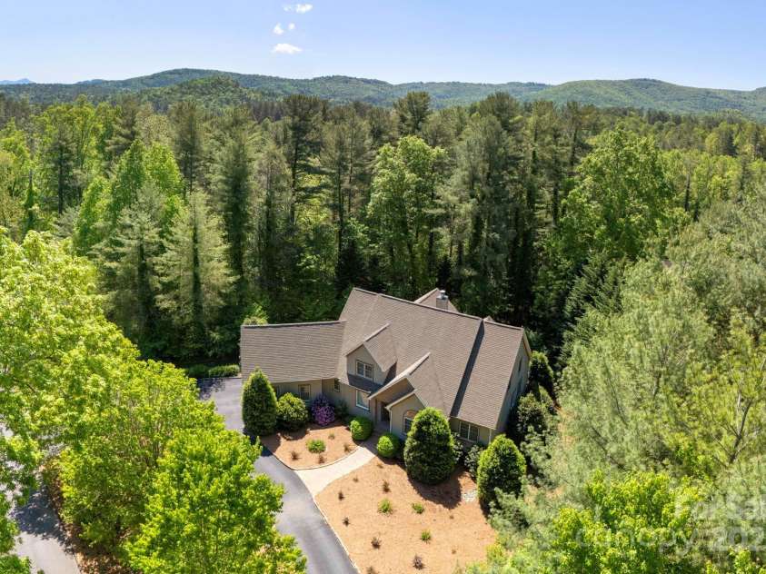 110 and 140 FOX CHASE Drive, Hendersonville, NC 28739.  MLS# CAR4272423, YatesRealty ID 20374. 