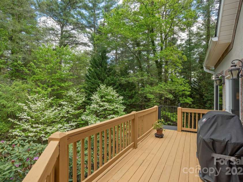 110 and 140 FOX CHASE Drive, Hendersonville, NC 28739.  MLS# CAR4272423, YatesRealty ID 20374. 