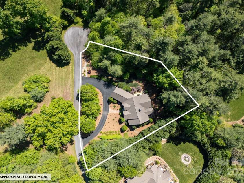 110 and 140 FOX CHASE Drive, Hendersonville, NC 28739.  MLS# CAR4272423, YatesRealty ID 20374. 