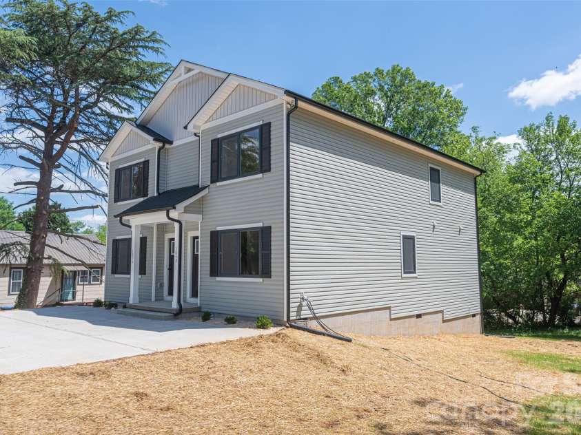 1036 12th Street, Hickory, NC 28601.  MLS# CAR4380262, YatesRealty ID 20375. 