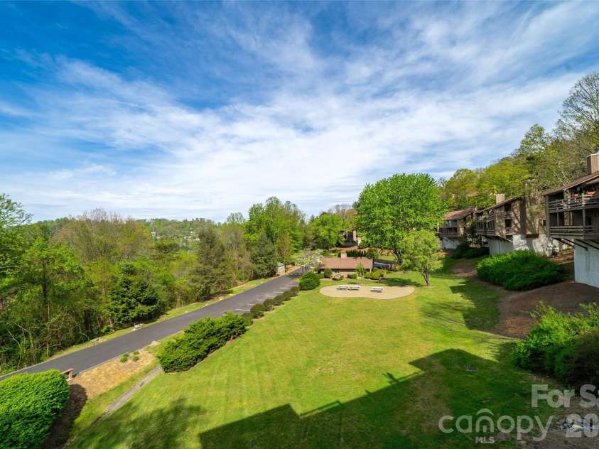 305 Piney Mountain Drive, Asheville, NC 28805.  MLS# CAR4351892, YatesRealty ID 20378. Greenspace: Picnic area, Clubhouse & Pool