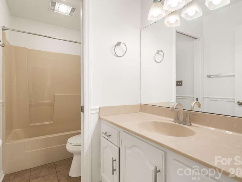 305 Piney Mountain Drive, Asheville, NC 28805.  MLS# CAR4380545, YatesRealty ID 20378. Bathroom 1