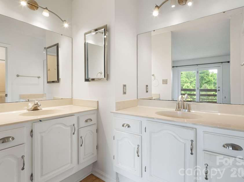 305 Piney Mountain Drive, Asheville, NC 28805.  MLS# CAR4380545, YatesRealty ID 20378. Bathroom 2