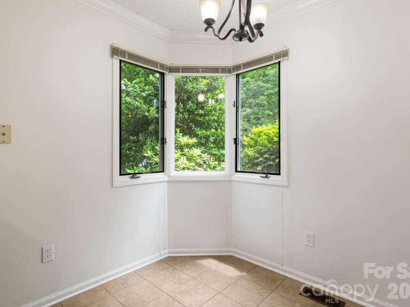 305 Piney Mountain Drive, Asheville, NC 28805.  MLS# CAR4380545, YatesRealty ID 20378. Dining area
