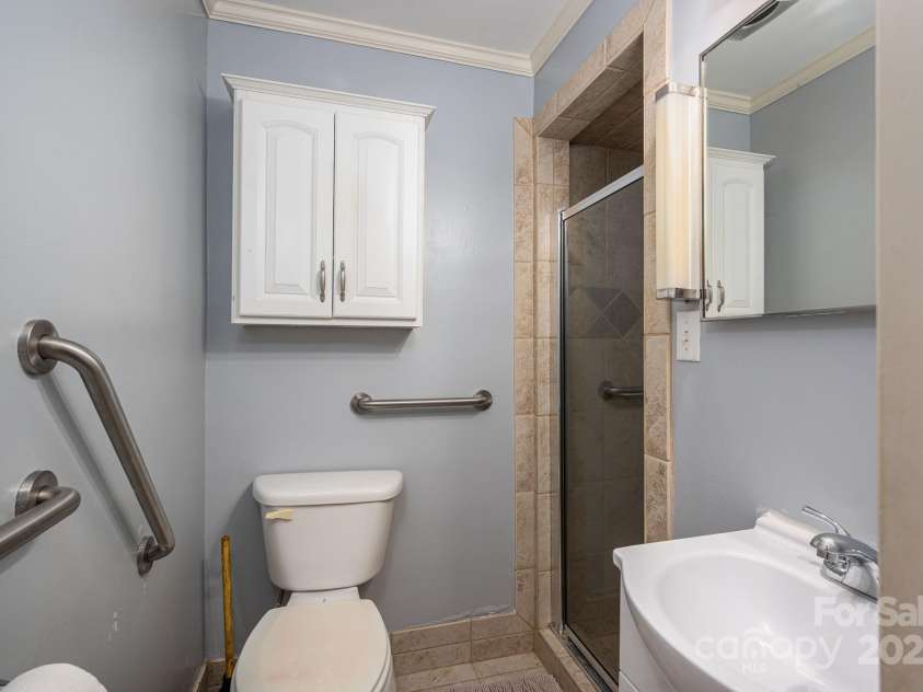 3120 7th Street Drive, Hickory, NC 28601.  MLS# CAR4263637, YatesRealty ID 20378. Bath