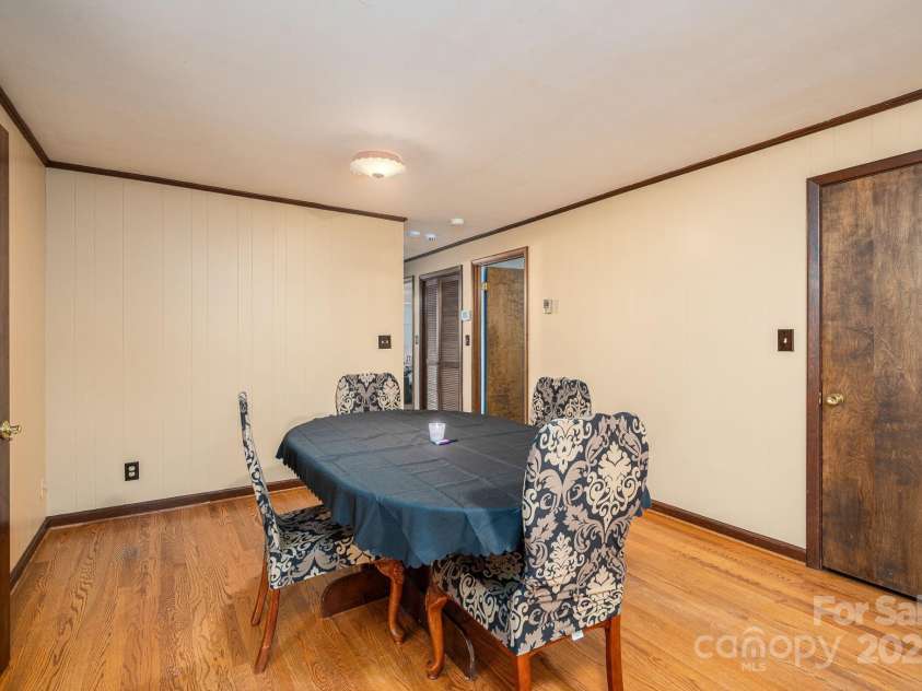 3120 7th Street Drive, Hickory, NC 28601.  MLS# CAR4263637, YatesRealty ID 20378. Dining View 2
