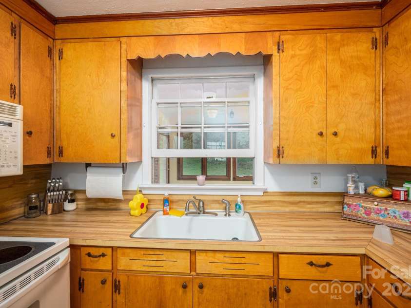 3120 7th Street Drive, Hickory, NC 28601.  MLS# CAR4263637, YatesRealty ID 20378. Kitchen View 2