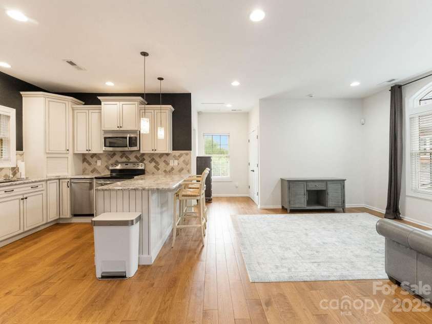 239 Kimberly Road, Davidson, NC 28036.  MLS# CAR4288776, YatesRealty ID 2038. Great kitchen space with granite and stainless appliances