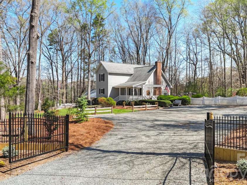 8003 Pine Oak Road, Waxhaw, NC 28173.  MLS# CAR4359335, YatesRealty ID 20383. 