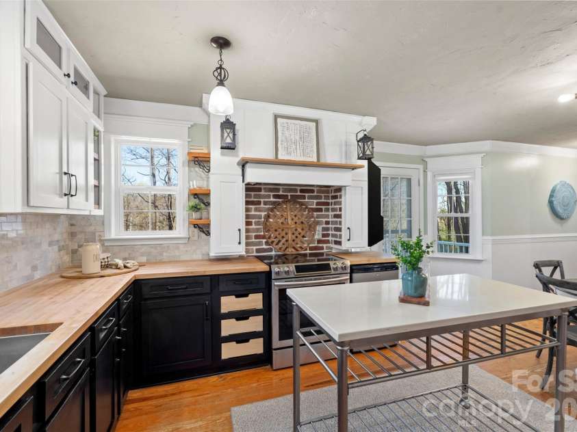 8003 Pine Oak Road, Waxhaw, NC 28173.  MLS# CAR4359335, YatesRealty ID 20383. 