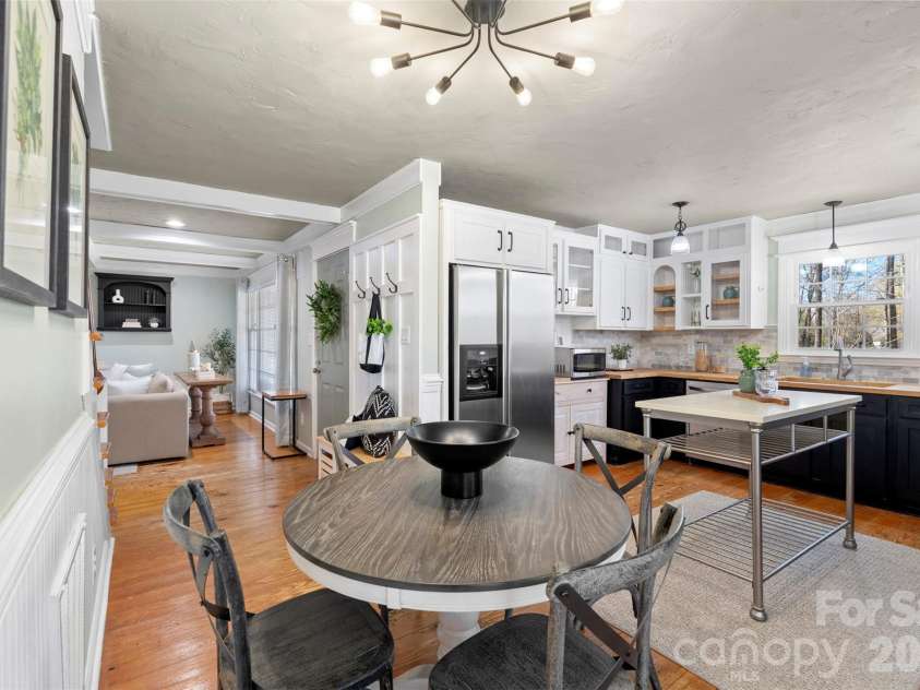 8003 Pine Oak Road, Waxhaw, NC 28173.  MLS# CAR4359335, YatesRealty ID 20383. 