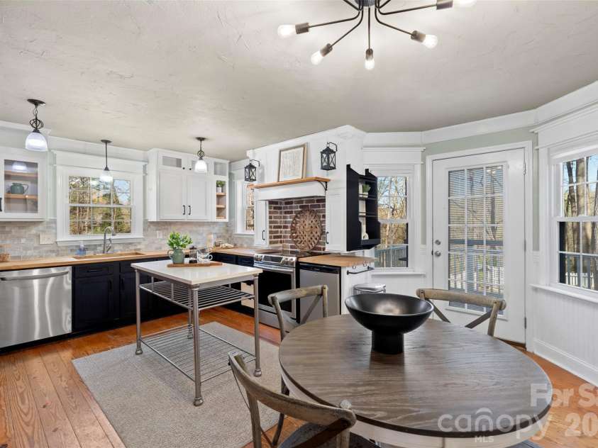 8003 Pine Oak Road, Waxhaw, NC 28173.  MLS# CAR4359335, YatesRealty ID 20383. 