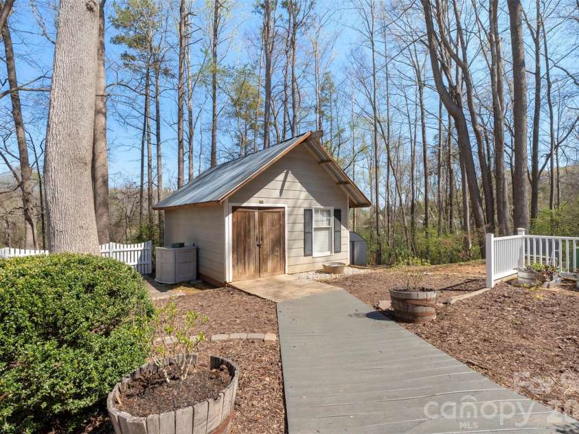 8003 Pine Oak Road, Waxhaw, NC 28173.  MLS# CAR4359335, YatesRealty ID 20383. 