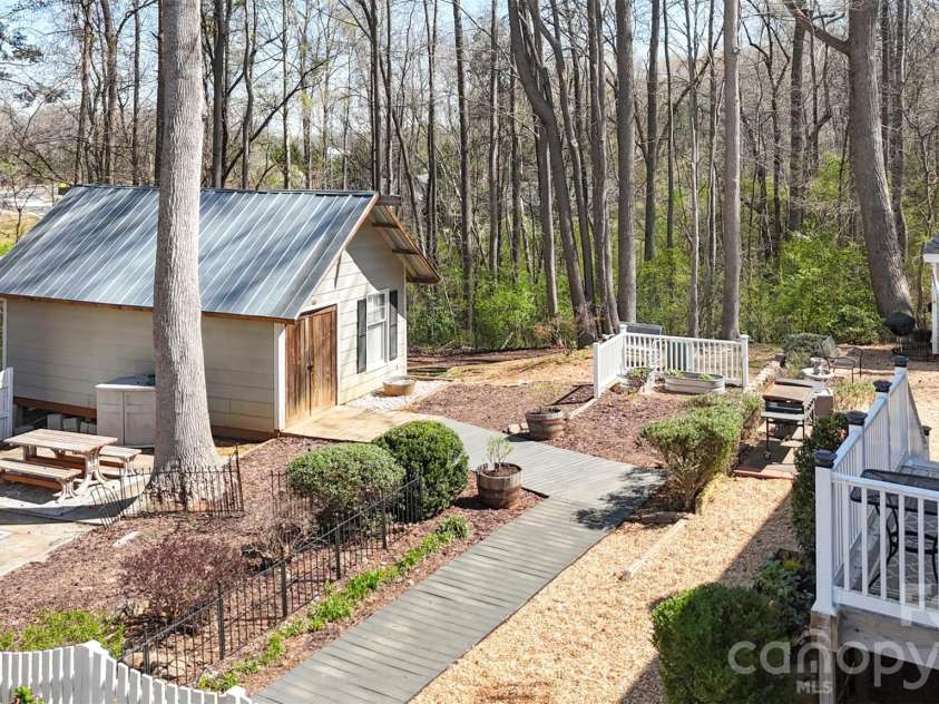 8003 Pine Oak Road, Waxhaw, NC 28173.  MLS# CAR4359335, YatesRealty ID 20383. 