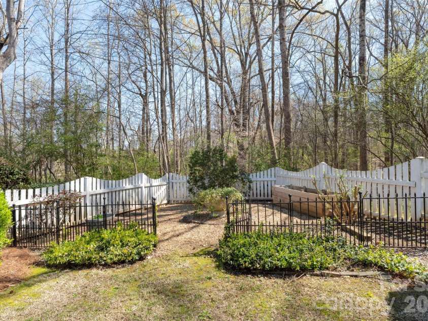 8003 Pine Oak Road, Waxhaw, NC 28173.  MLS# CAR4359335, YatesRealty ID 20383. 