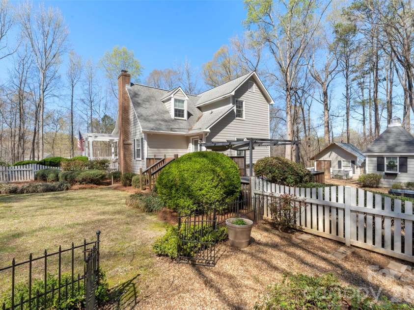 8003 Pine Oak Road, Waxhaw, NC 28173.  MLS# CAR4359335, YatesRealty ID 20383. 