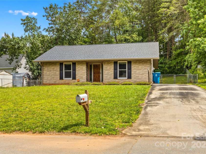 428 Mountview Drive, Mocksville, NC 27028.  MLS# CAR4271510, YatesRealty ID 20384. 