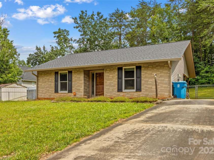 428 Mountview Drive, Mocksville, NC 27028.  MLS# CAR4271510, YatesRealty ID 20384. 