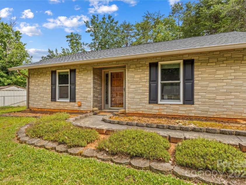428 Mountview Drive, Mocksville, NC 27028.  MLS# CAR4271510, YatesRealty ID 20384. 
