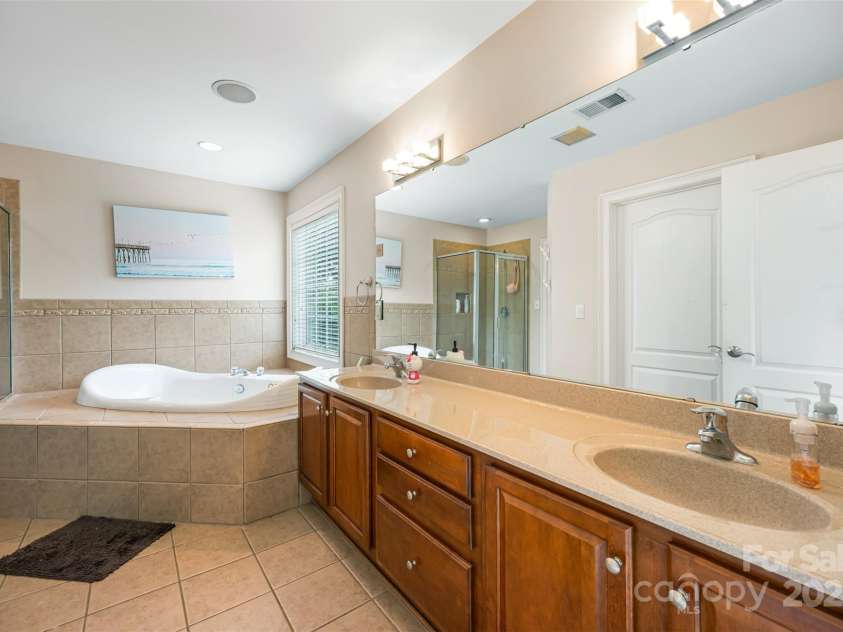 10452 Quiet Bay Court, Charlotte, NC 28278.  MLS# CAR4255338, YatesRealty ID 20386. 
