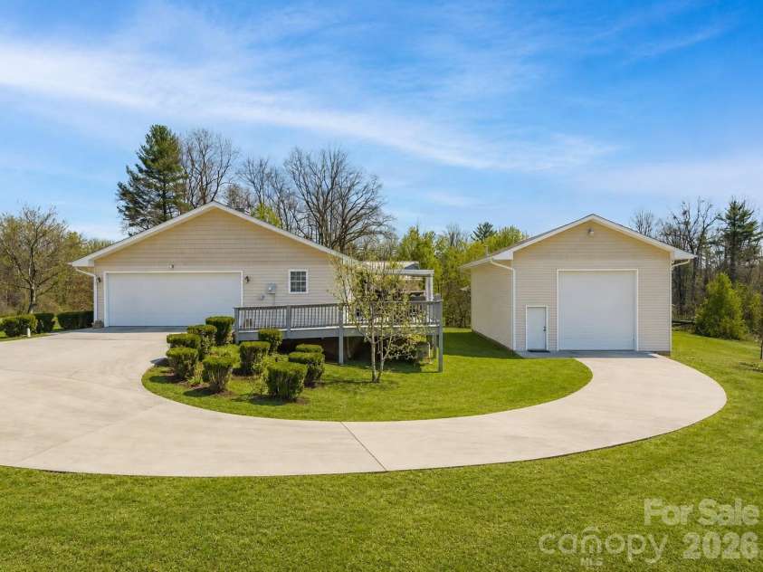 476 Jackson Loop Road, Flat Rock, NC 28731.  MLS# CAR4363362, YatesRealty ID 20386. 