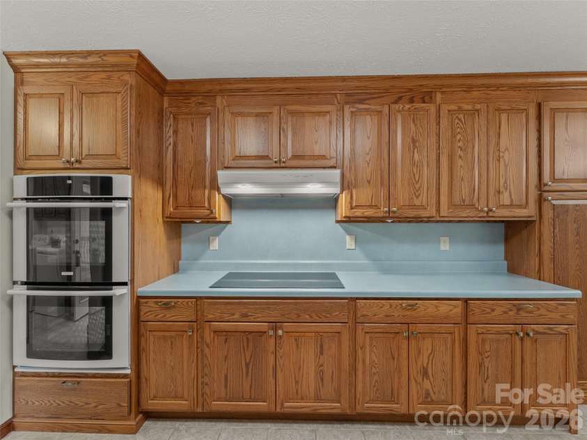 476 Jackson Loop Road, Flat Rock, NC 28731.  MLS# CAR4363362, YatesRealty ID 20386. Double Ovens, cook top