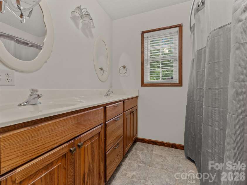 476 Jackson Loop Road, Flat Rock, NC 28731.  MLS# CAR4363362, YatesRealty ID 20386. Full Bathroom