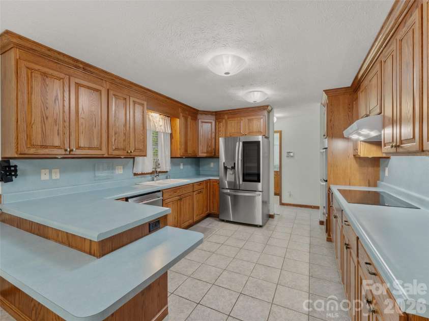 476 Jackson Loop Road, Flat Rock, NC 28731.  MLS# CAR4363362, YatesRealty ID 20386. Large Kitchen