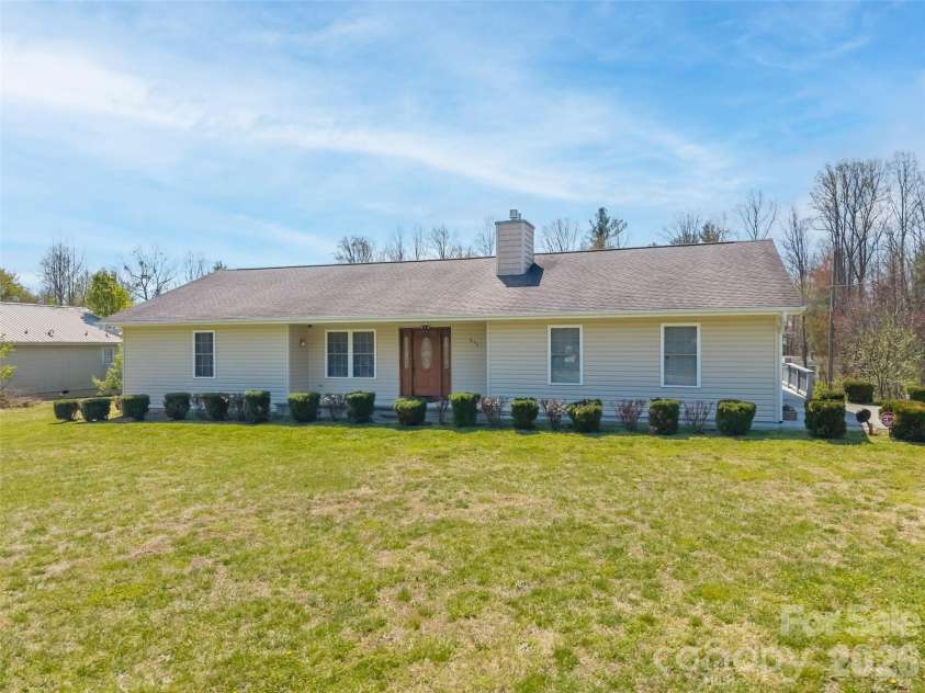 476 Jackson Loop Road, Flat Rock, NC 28731.  MLS# CAR4363362, YatesRealty ID 20386. Welcome Home