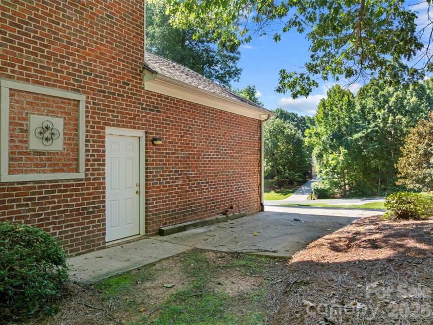 168 Game Trail, Thomasville, NC 27360.  MLS# CAR4321746, YatesRealty ID 20387. 
