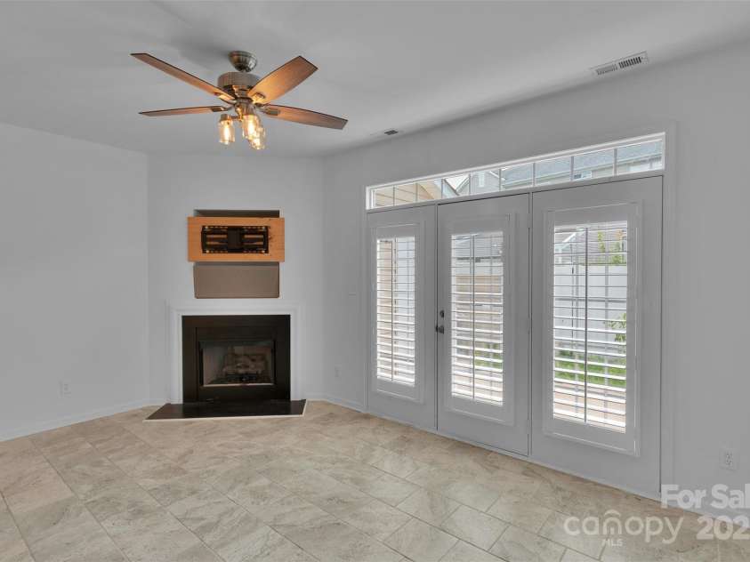 222 Ross Moore Avenue, Charlotte, NC 28205.  MLS# CAR4272382, YatesRealty ID 20387. Family room