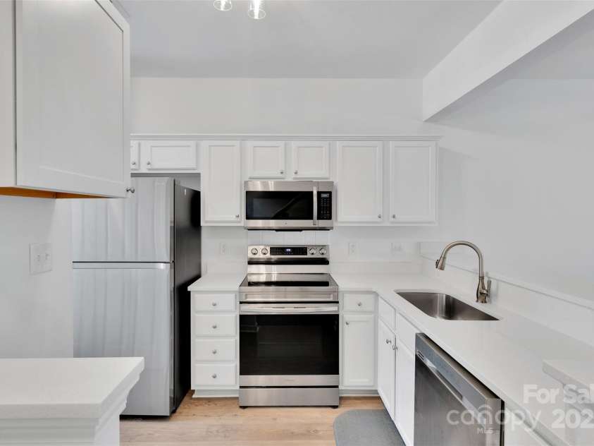 222 Ross Moore Avenue, Charlotte, NC 28205.  MLS# CAR4272382, YatesRealty ID 20387. Kitchen
