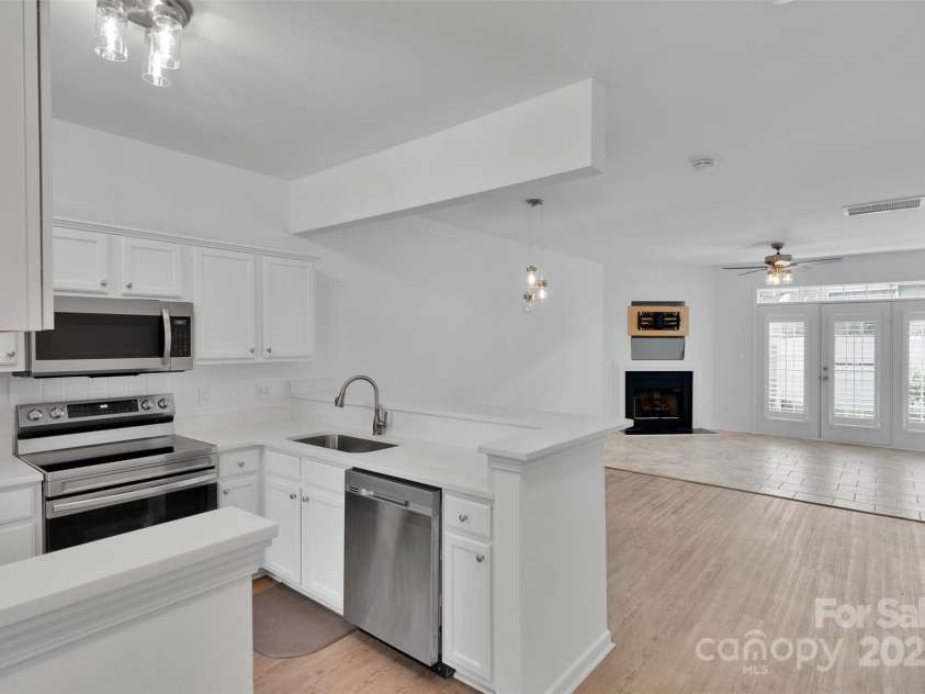 222 Ross Moore Avenue, Charlotte, NC 28205.  MLS# CAR4272382, YatesRealty ID 20387. Kitchen/Dining area