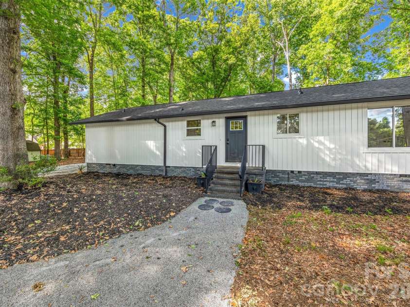 5950 Lake Wylie Road, Clover, SC 29710.  MLS# CAR4376783, YatesRealty ID 20388. 