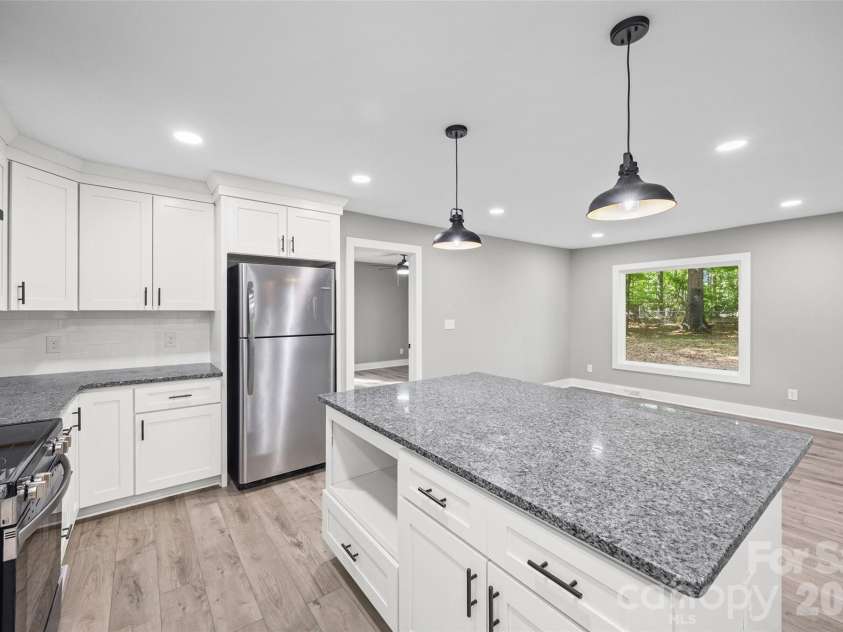 5950 Lake Wylie Road, Clover, SC 29710.  MLS# CAR4376783, YatesRealty ID 20388. 
