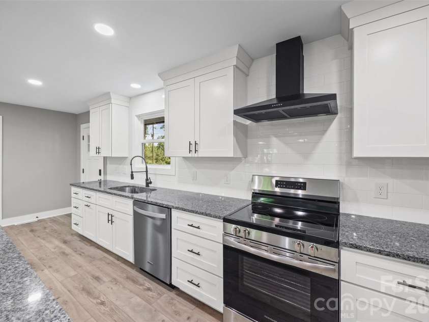 5950 Lake Wylie Road, Clover, SC 29710.  MLS# CAR4376783, YatesRealty ID 20388. 