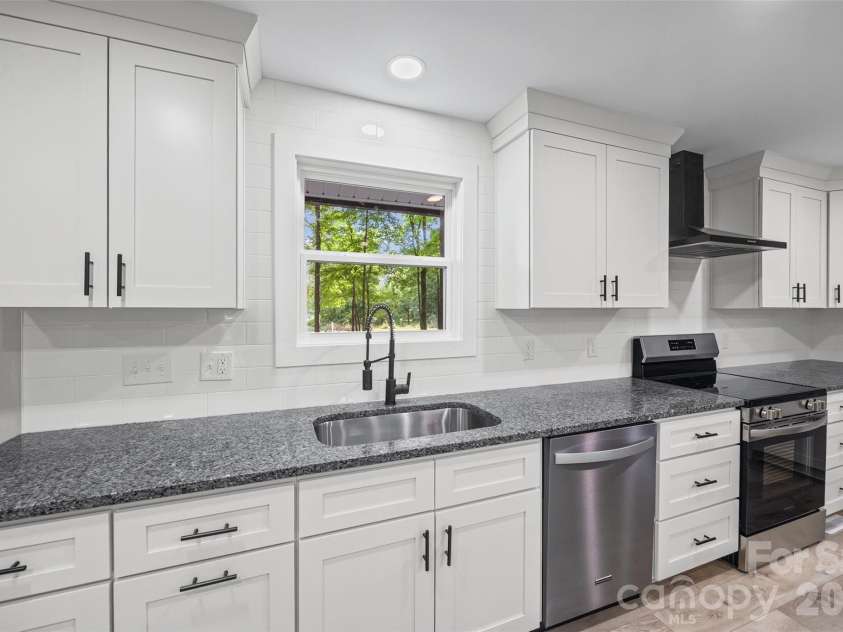 5950 Lake Wylie Road, Clover, SC 29710.  MLS# CAR4376783, YatesRealty ID 20388. 