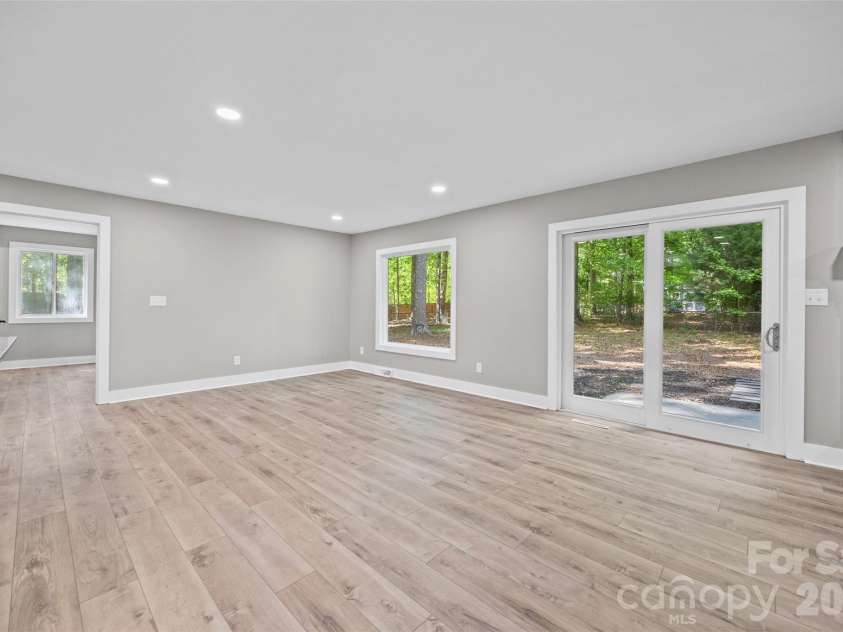 5950 Lake Wylie Road, Clover, SC 29710.  MLS# CAR4376783, YatesRealty ID 20388. 