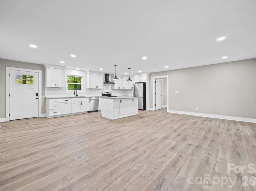 5950 Lake Wylie Road, Clover, SC 29710.  MLS# CAR4376783, YatesRealty ID 20388. 
