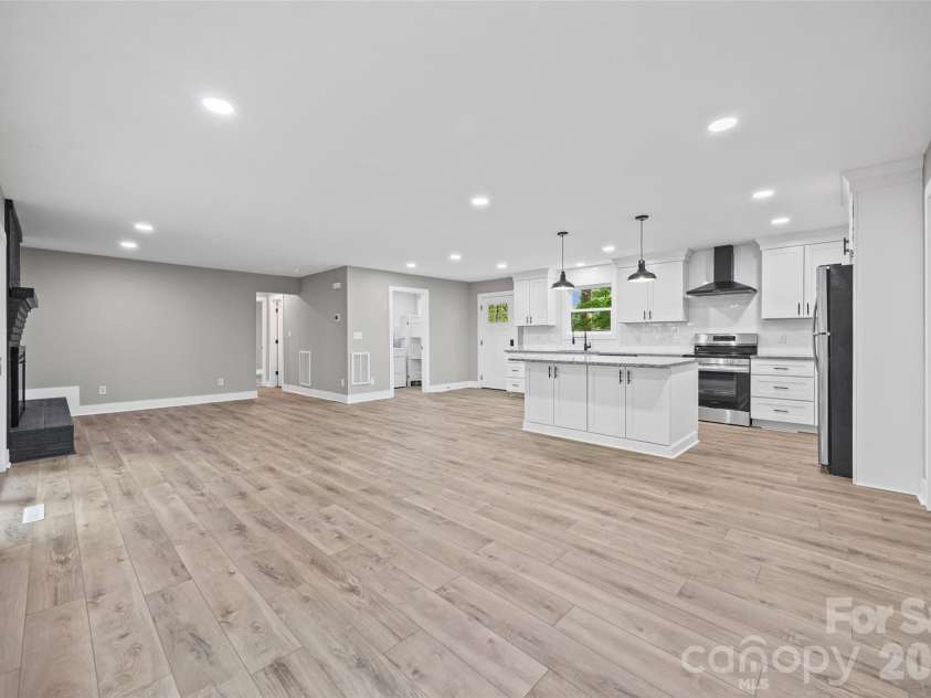 5950 Lake Wylie Road, Clover, SC 29710.  MLS# CAR4376783, YatesRealty ID 20388. 