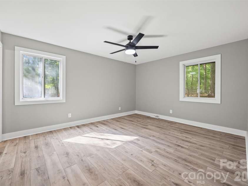 5950 Lake Wylie Road, Clover, SC 29710.  MLS# CAR4376783, YatesRealty ID 20388. 