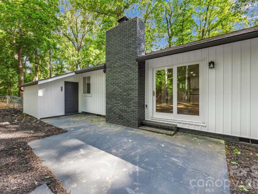 5950 Lake Wylie Road, Clover, SC 29710.  MLS# CAR4376783, YatesRealty ID 20388. 