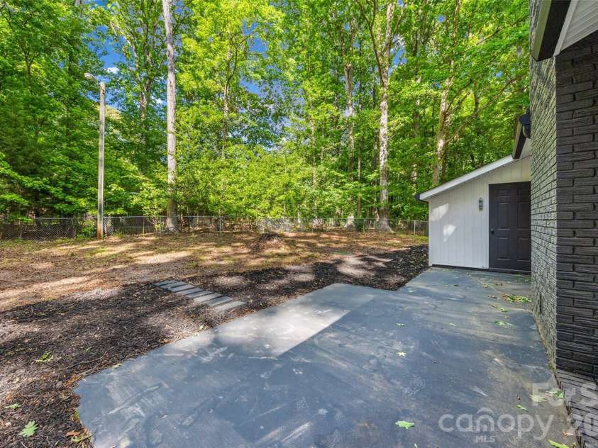 5950 Lake Wylie Road, Clover, SC 29710.  MLS# CAR4376783, YatesRealty ID 20388. 