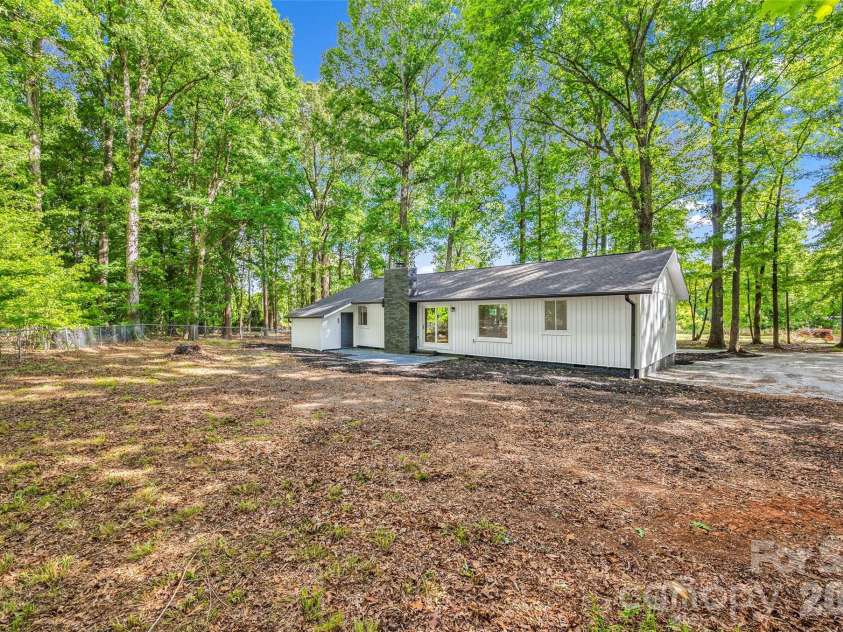 5950 Lake Wylie Road, Clover, SC 29710.  MLS# CAR4376783, YatesRealty ID 20388. 