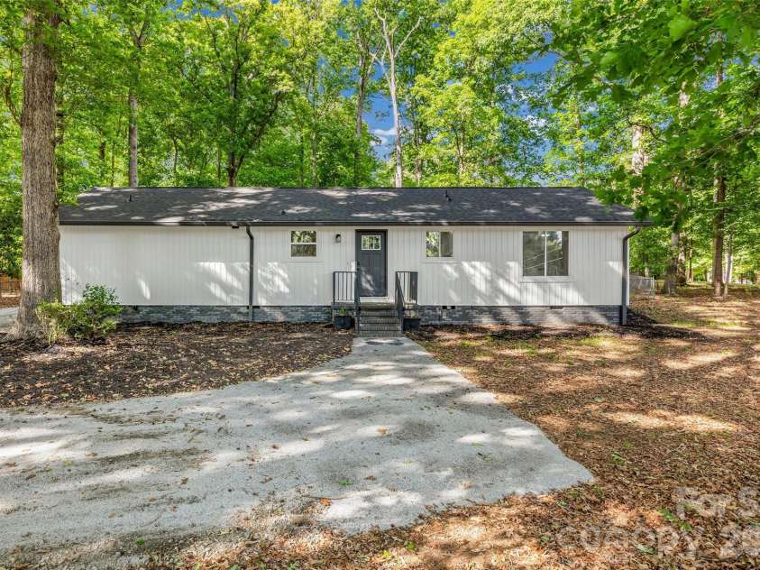 5950 Lake Wylie Road, Clover, SC 29710.  MLS# CAR4376783, YatesRealty ID 20388. 