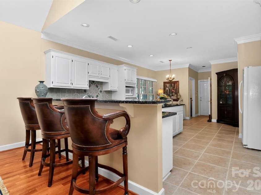 8902 Taunton Drive, Huntersville, NC 28078.  MLS# CAR4376443, YatesRealty ID 20389. BREAKFAST BAR