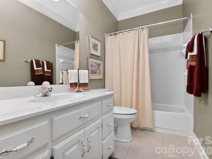 8902 Taunton Drive, Huntersville, NC 28078.  MLS# CAR4376443, YatesRealty ID 20389. HALL BATH
