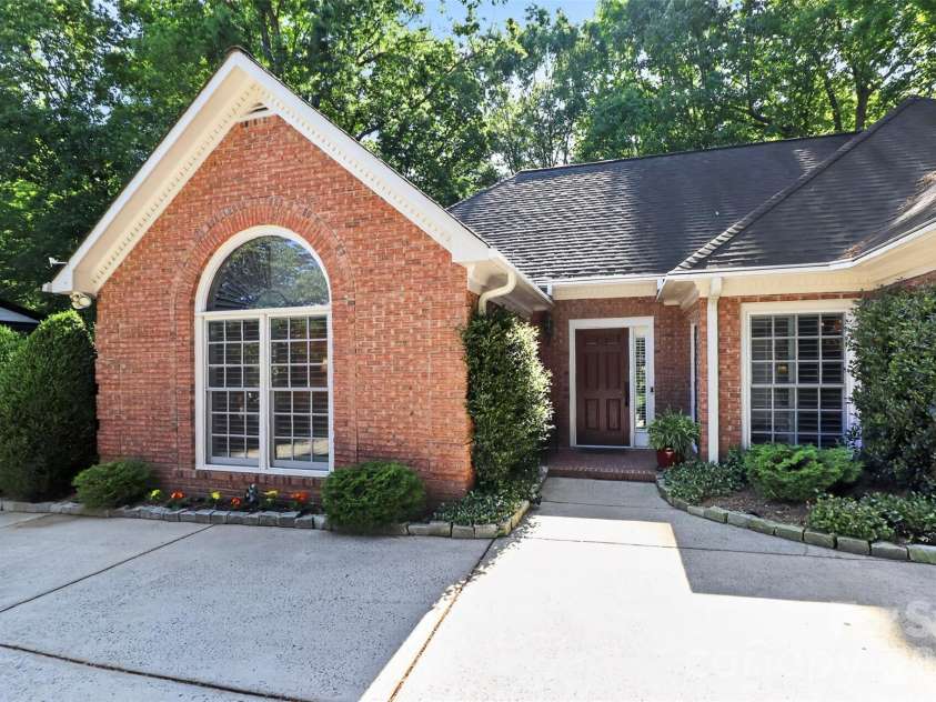 8902 Taunton Drive, Huntersville, NC 28078.  MLS# CAR4376443, YatesRealty ID 20389. SPACIOUS DRIVEWAY